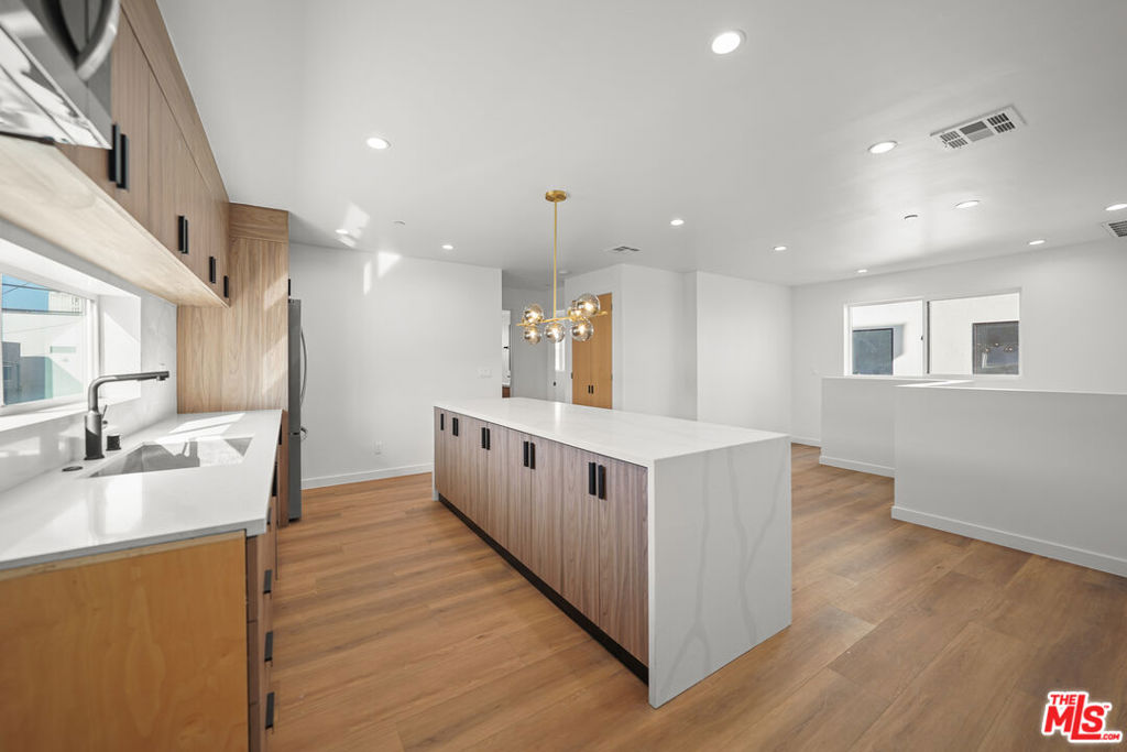 819 N Mccadden Place 1/2 Los Angeles CA, 9003864110185686403122