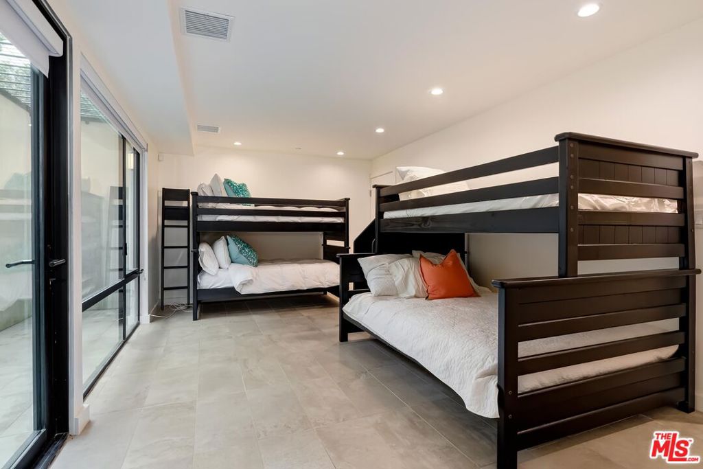 141 Hollister Avenue Santa Monica CA, 9040563710345898499122