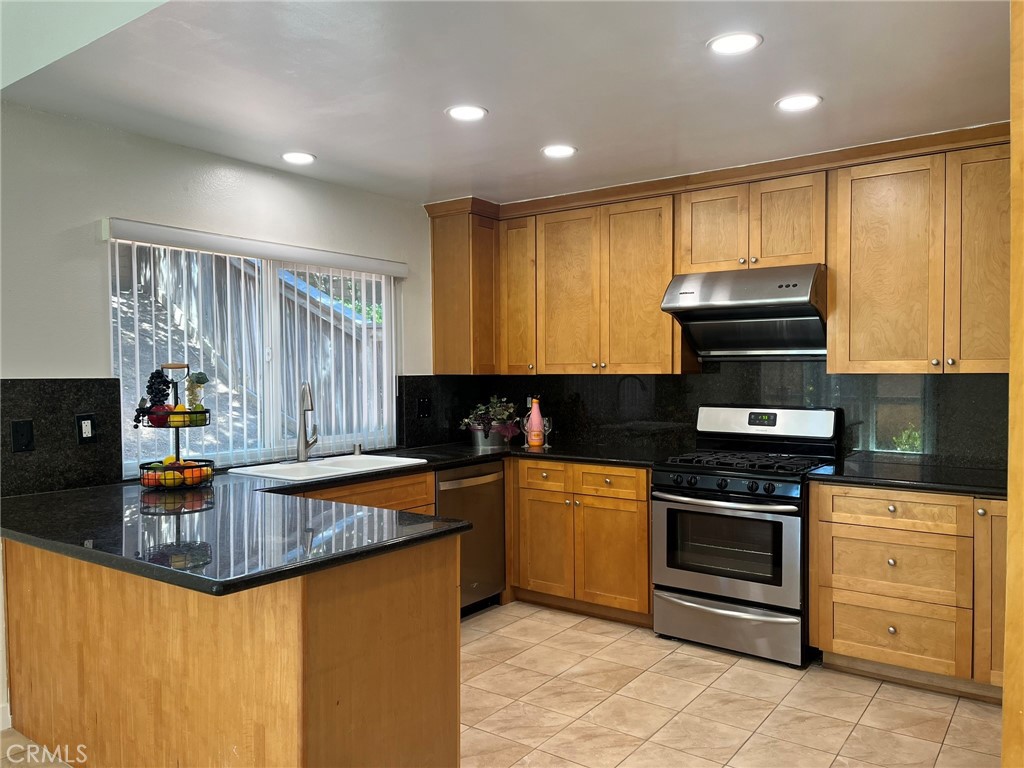 525 Valley Forge Dr Placentia CA, 9287063812757898115122
