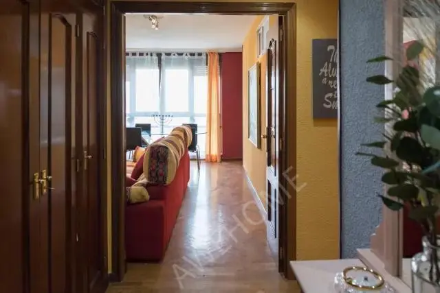 Habitación doble muy atractiva en un piso de 5 dormitorios en Alcalá de Henares