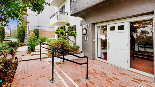 1333 N Martel Ave63448580476161121