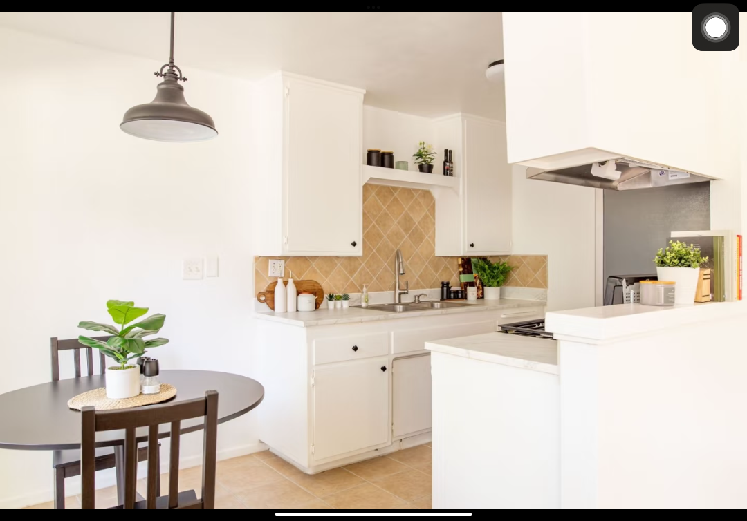 Los Angeles Pasadena August 3b2b middle master bedroom short-term rental63256577179395120