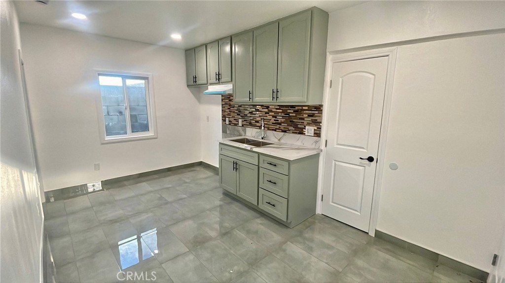 $1,900/month 1336 109 Place 1/4 Los Angeles CA, 9004464045563440514121