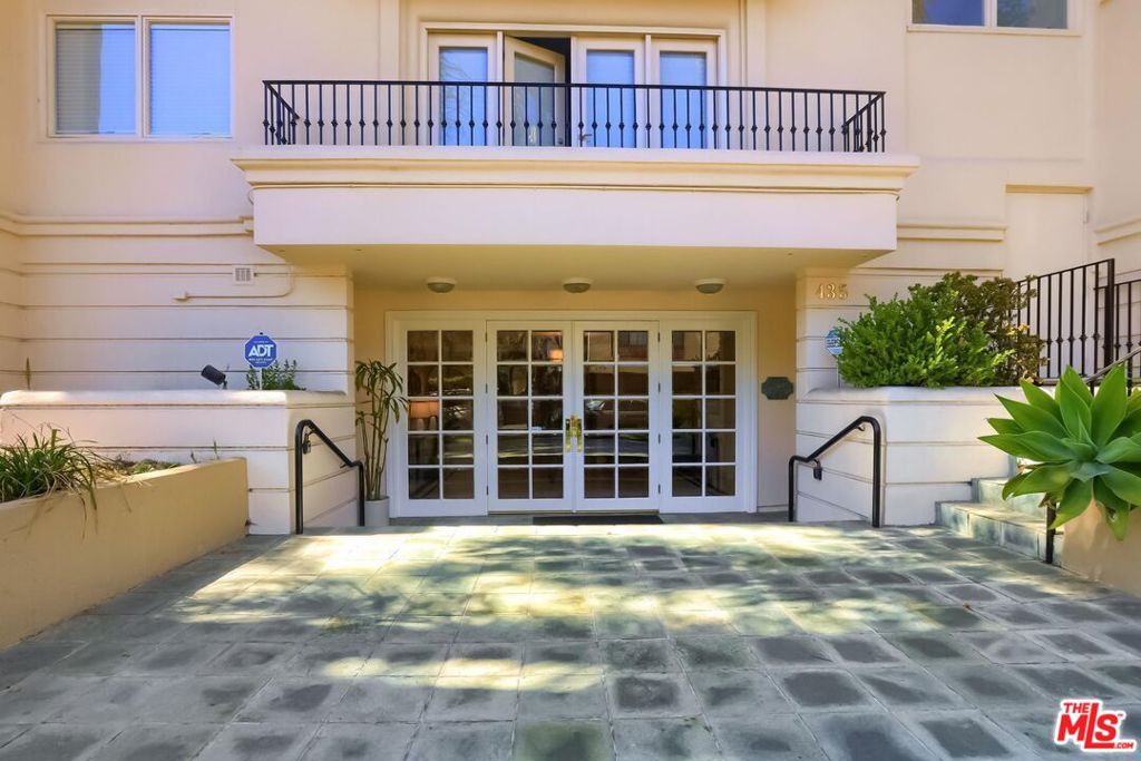 435 Arnaz Drive 304 Los Angeles CA, 9004864101561452674120