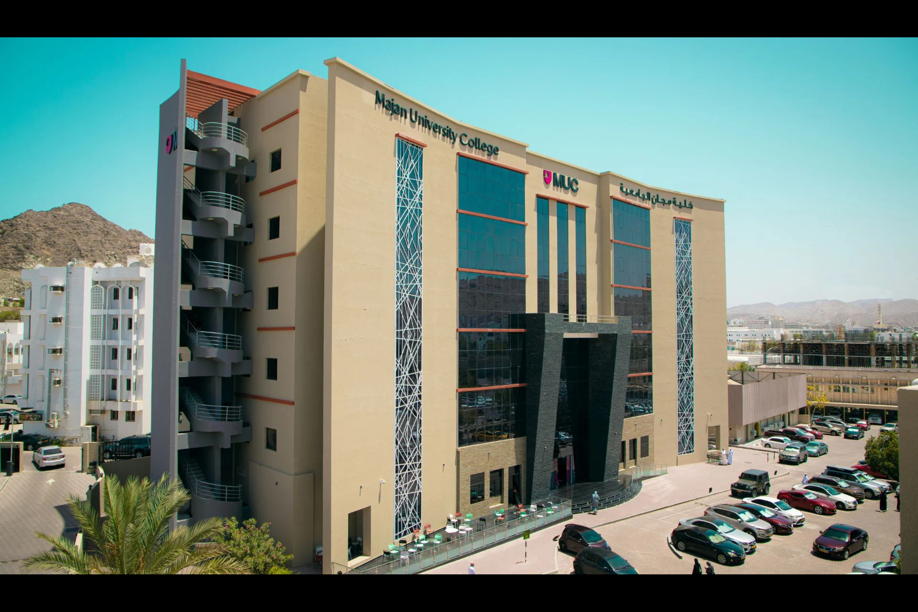 كلية مجنان عُمان: برامج جامعية معتمدة للطلاب الدوليين