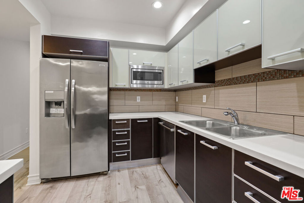 107 S Sweetzer Avenue 201 Los Angeles CA, 9004864130951555458121