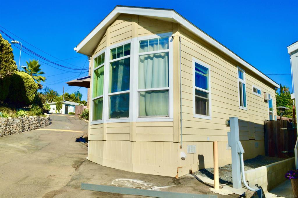 1045 E Vista Way 18 Vista CA, 9208464092108603777120