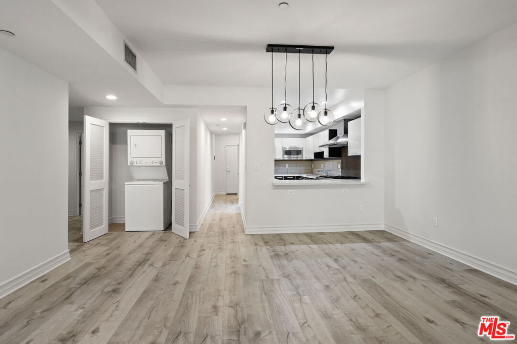 107 S Sweetzer Avenue 201 Los Angeles CA, 9004864130951555458120