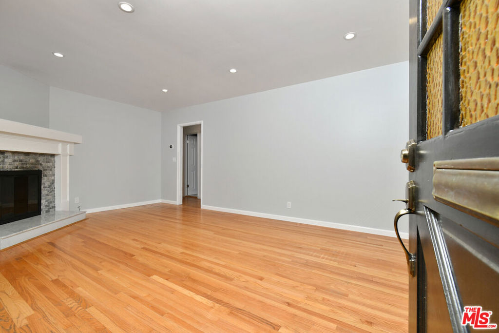 22025 De La Osa Street, Woodland Hills CA, 9136464100047037185121