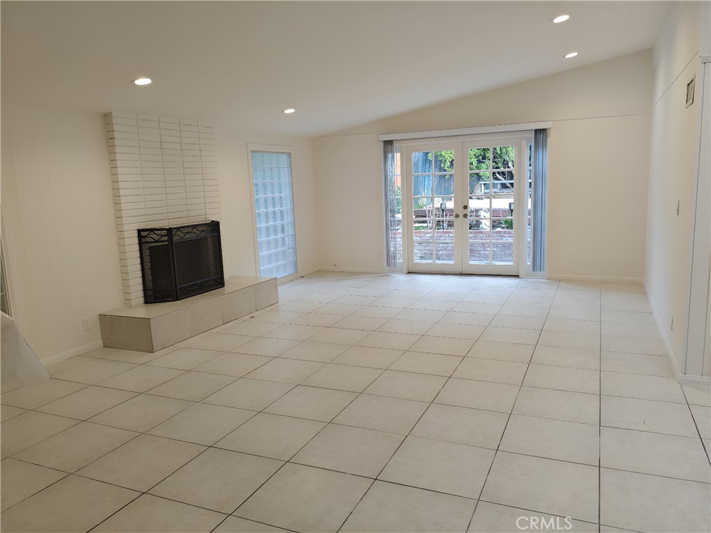 Calle 22028 Independencia, Woodland Hills CA, 9136463868294717569120