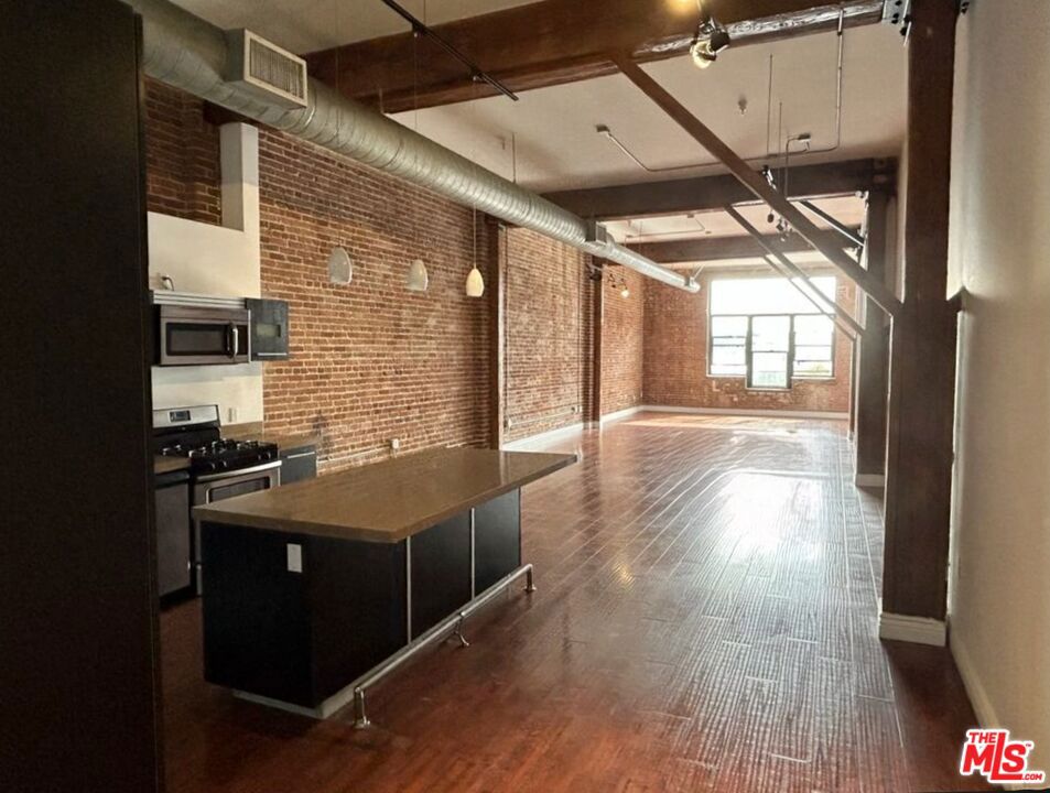 652 Mateo Street 207 Los Angeles CA, 9002164110507669505120