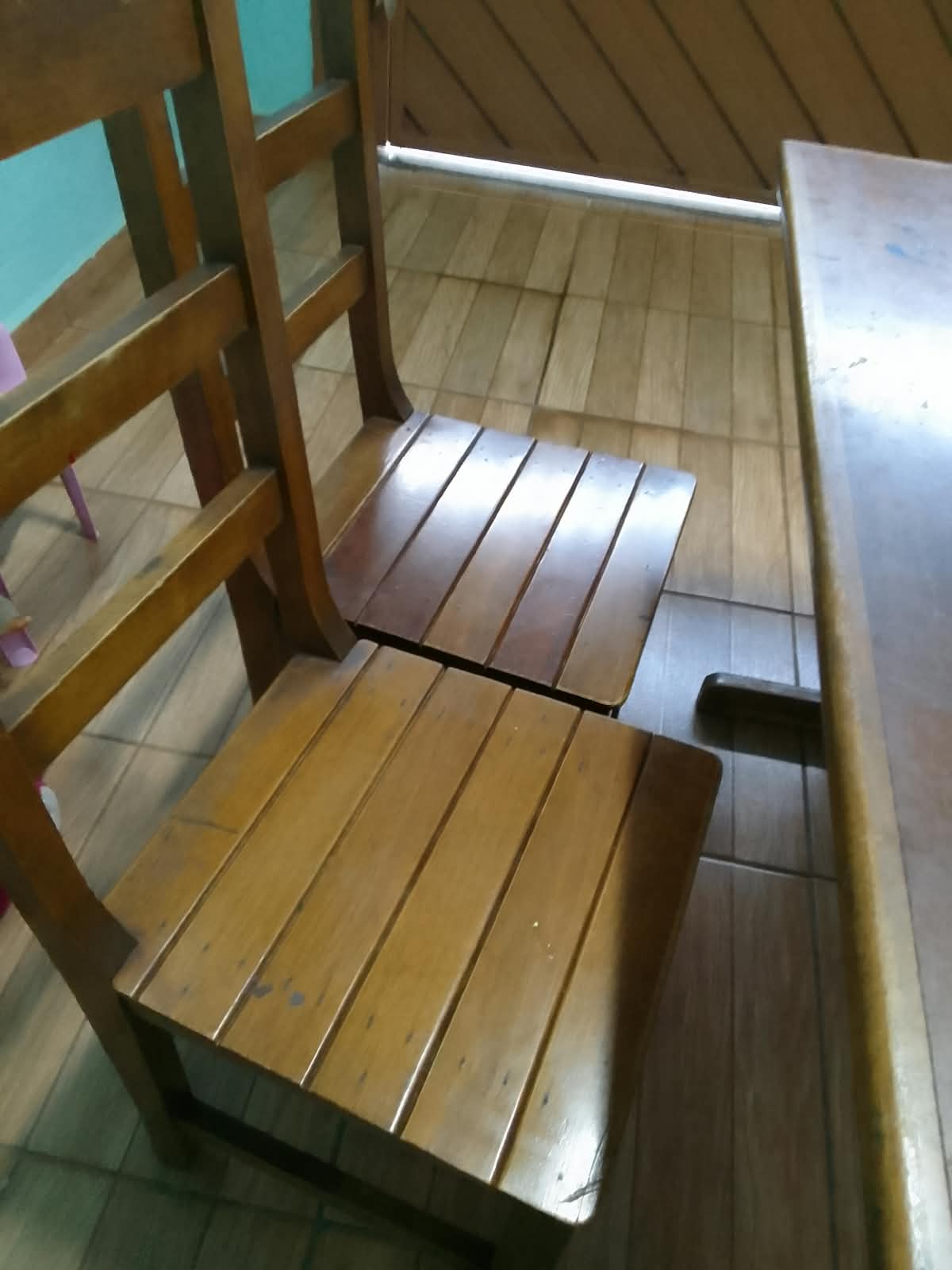 Conjunto de Mesa e Cadeiras de Madeira Maciça