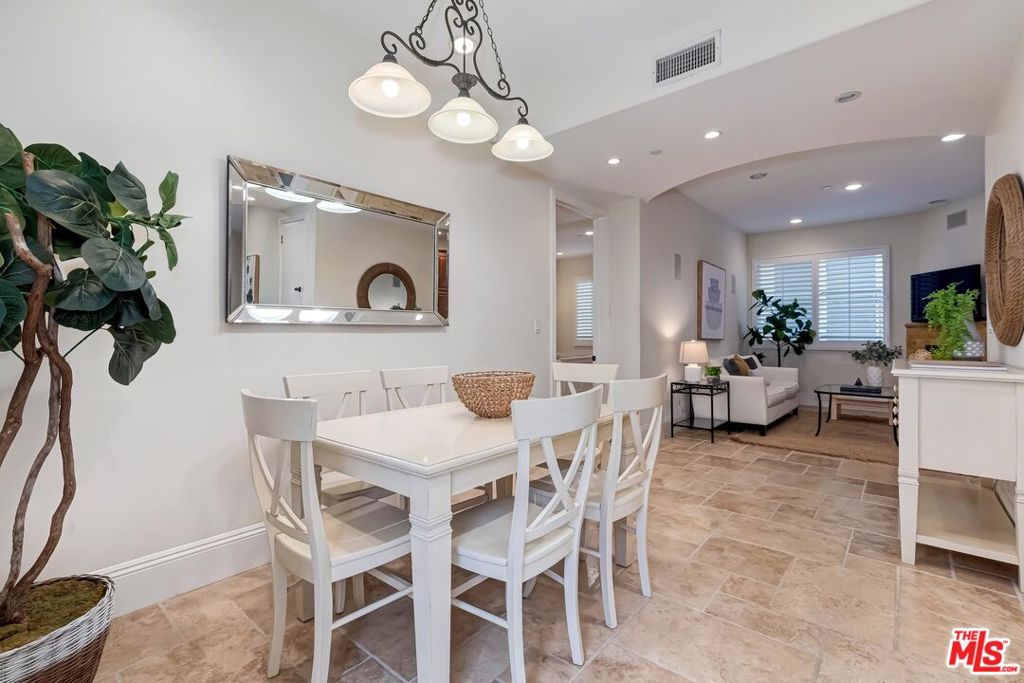 16123 W SUNSET Boulevard 204 Pacific Palisades CA, 9027264112796580225121