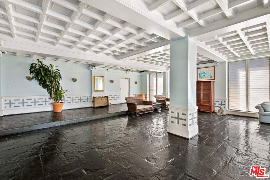 634 S Gramercy Place 200 Los Angeles CA, 9000564119847789954122