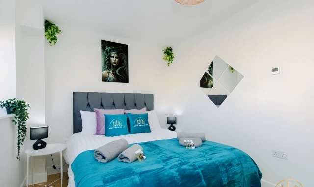 Medusa Apartment - The Gaze of Town