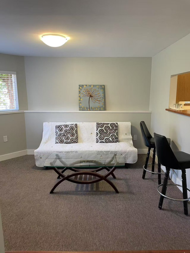 [South Surrey] Entire First Floor for Rent in South Surrey Detached House: 3 Bedrooms, 2 Living Rooms, 1 Kitchen, 2 Bathrooms63300509622659121