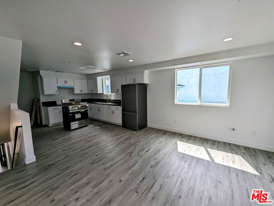 753 1/2 E Adams Boulevard Los Angeles CA, 9001164119986775043122