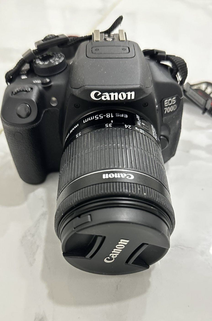 Canon D700 camera,With a 50mm lens..