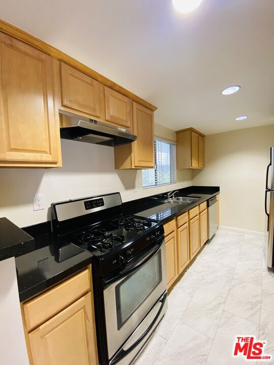 1033 3rd Street 104 Santa Monica CA, 9040364119897544322120