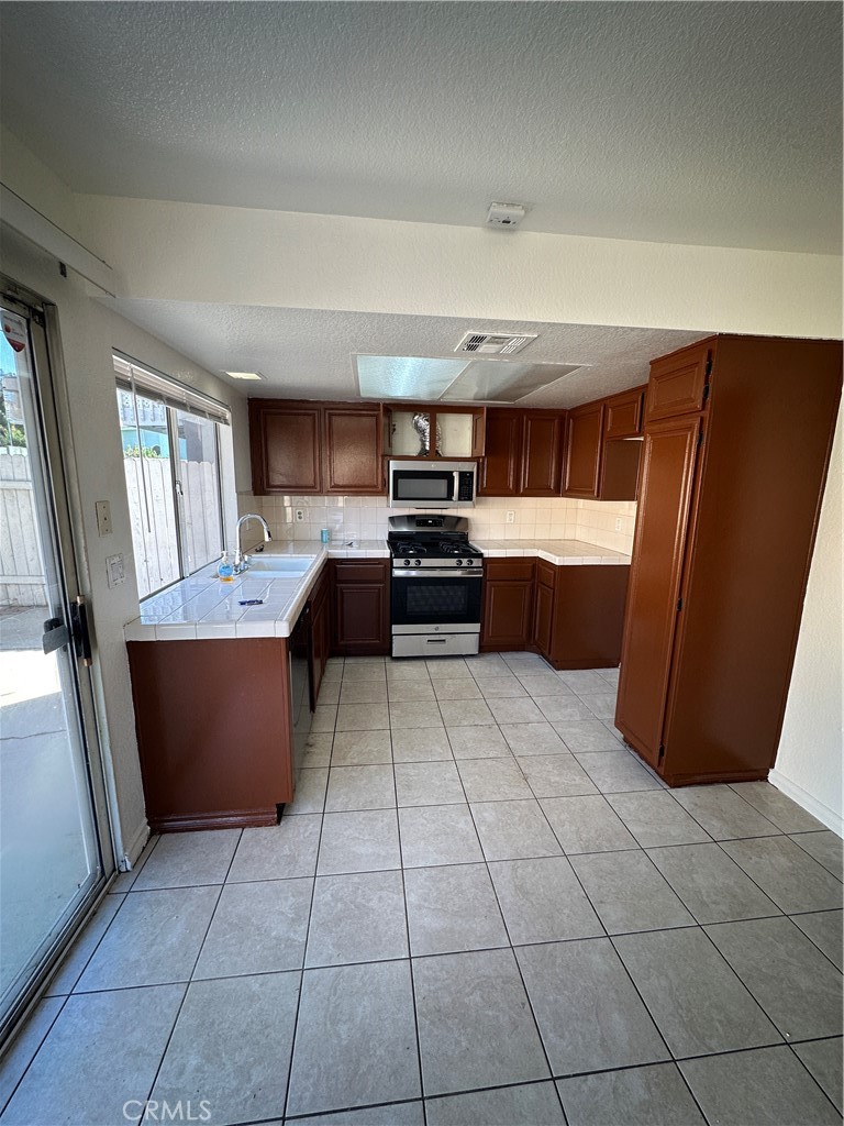14240 14240 Walmac Place Fontana CA, 9233763868526544769122