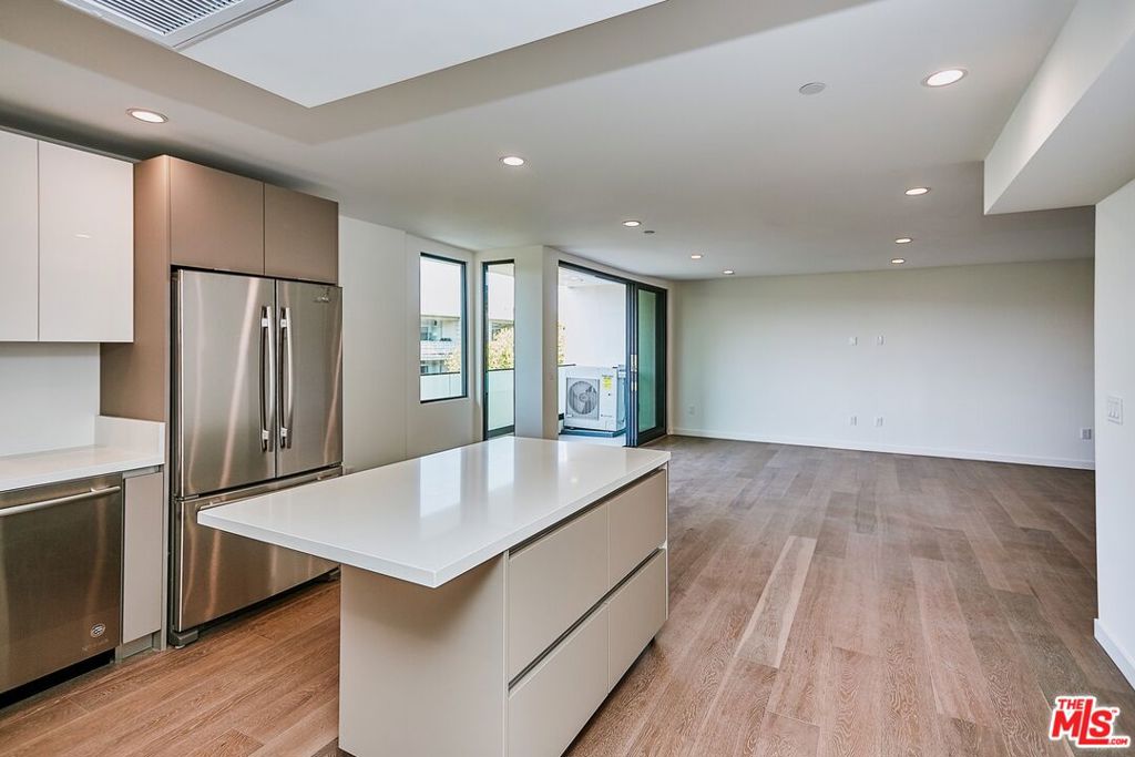 328 N Maple Drive 306 Beverly Hills CA, 9021064121428645250122