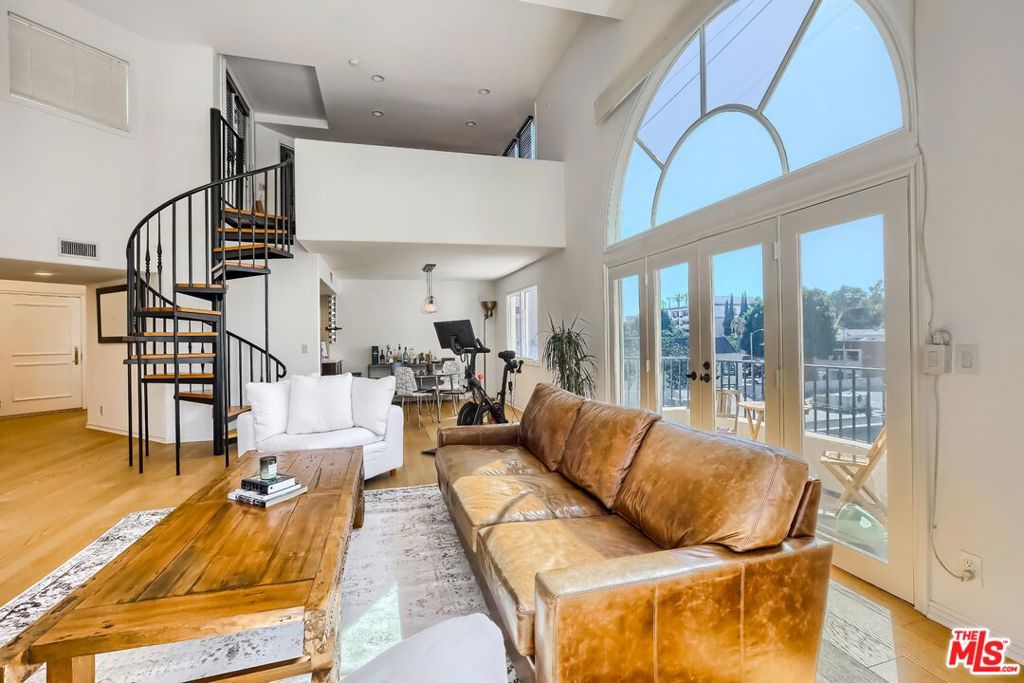 435 Arnaz Drive 304 Los Angeles CA, 9004864101561452674122
