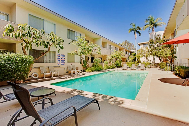 Crown Encino Apartment Homes63581250919169122
