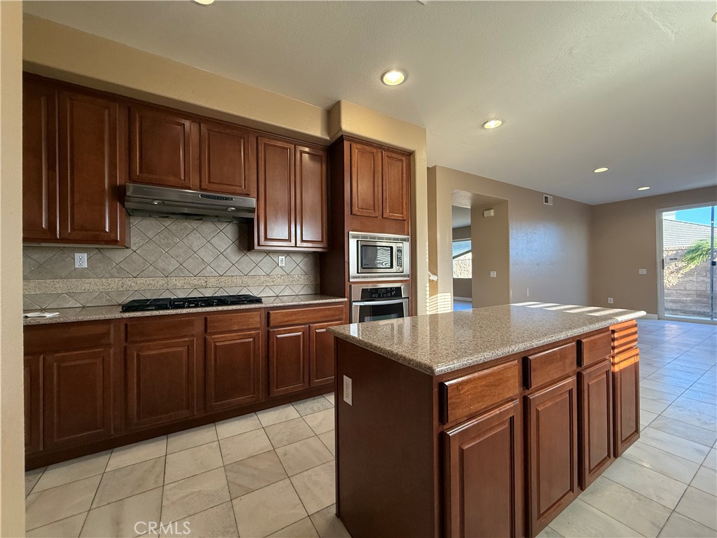 2420 Lenai Cir Corona CA, 9287963679175932545122