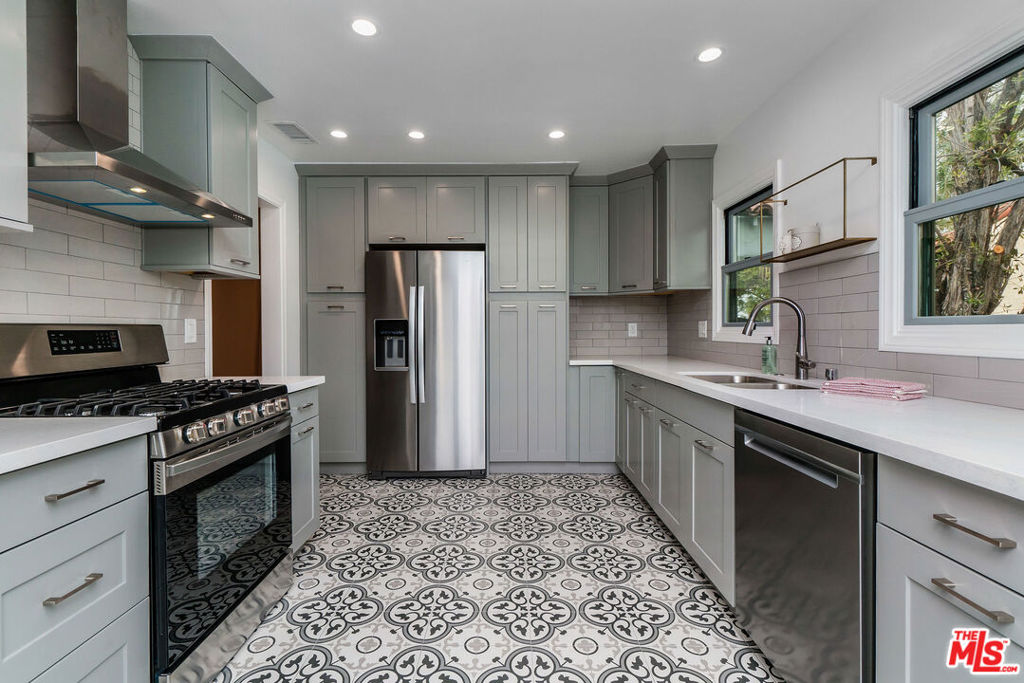 1530 S Ogden Drive Los Angeles CA, 9001963711859701763121