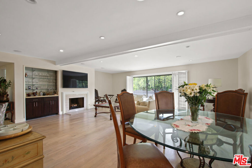 1310 Roxbury Drive 102 Los Angeles CA, 9003564123079119106122
