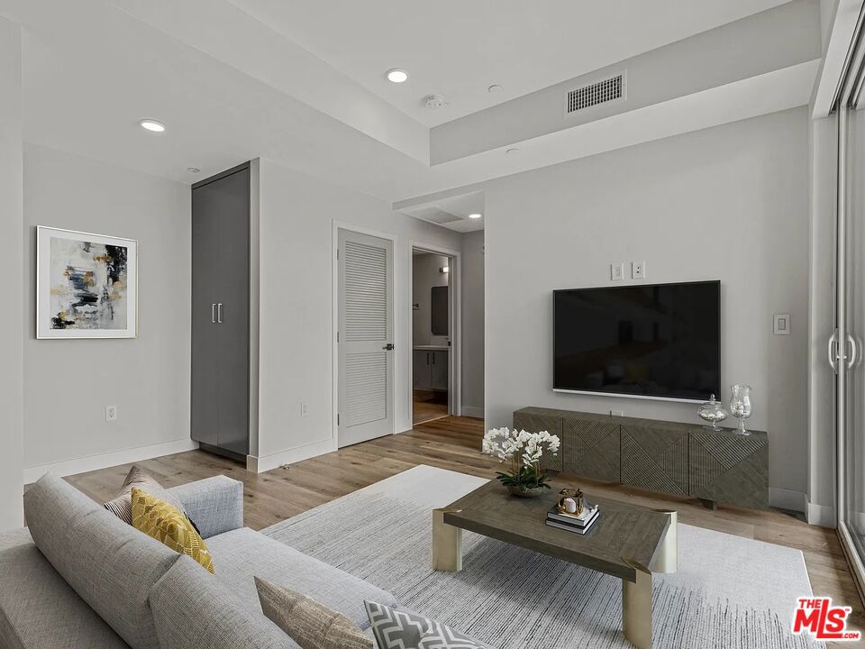 3308 Mentone Avenue A1 Los Angeles CA, 9003464097512260609122