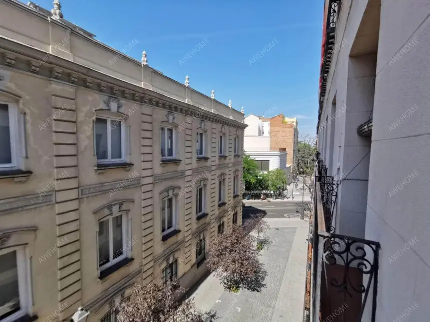Cosy single bedroom in a 7-bedroom apartment in Madrid's beautiful Palacio district