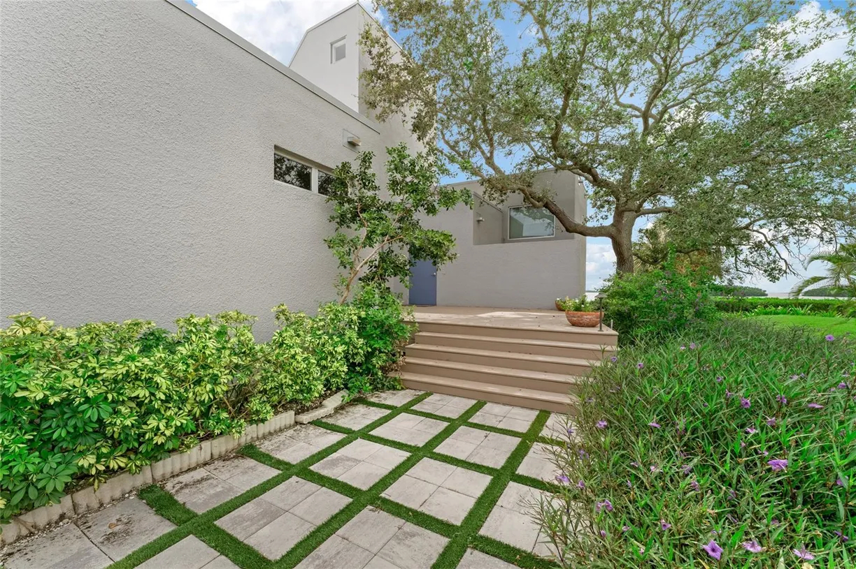 1761 OCEANVIEW DRIVE