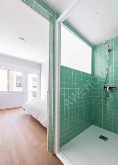 Habitación individual muy agradable con baño privado, cerca de la estación de metro Juan de la Cierva