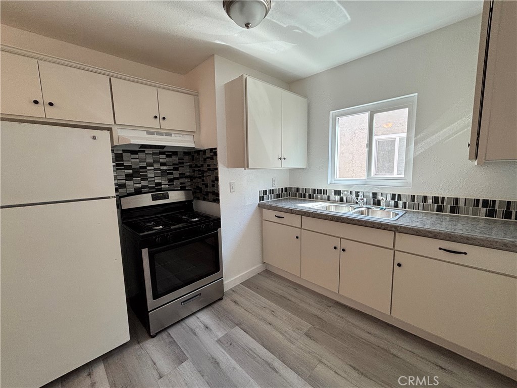 $2,375/month 1735 W 84th Place Los Angeles CA, 9004764068120369539120