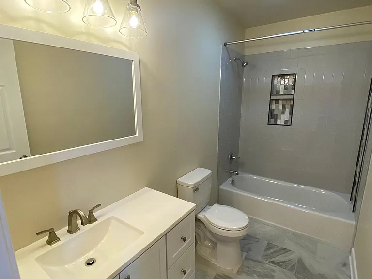Casa renovada de 2 dormitorios y 2 baños en alquiler486683437234933769