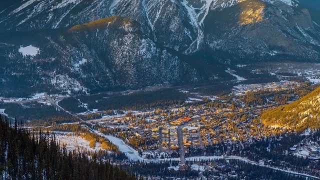 <4 Days> [Calgary Round-trip | Stay Inside the Park · Forest Retreat] Summer Rocky Mountains: 3 Parks, 7 Lakes, 1 Icefield – Banff + Jasper + Yoho, Lake Louise + Moraine Lake + Maligne Lake + Emerald Lake + Columbia Icefield, Must-do Ice Explorer & Skywalk, View Fairmont Banff Springs Hotel from Afar, Includes National Park Entry