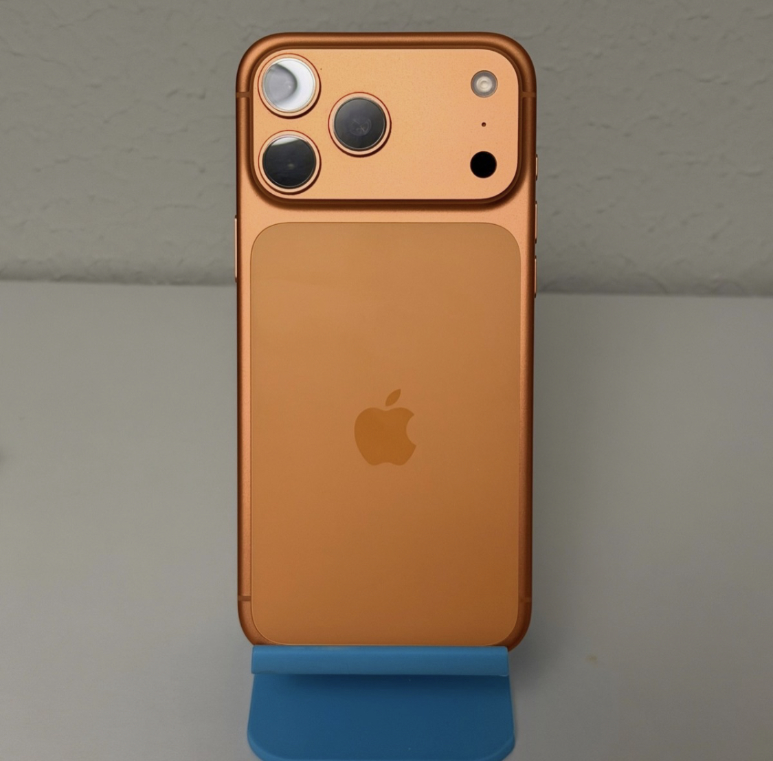 Nuevo iPhone 15 Pro de oro sellado con garantía de un año