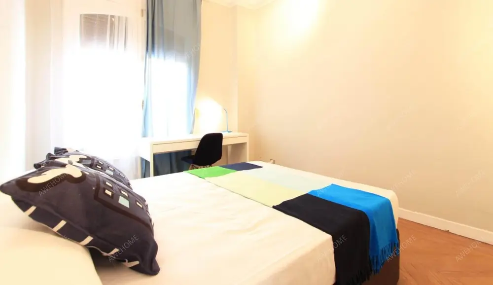 Double bedroom in a large apartment, in Trafalagar