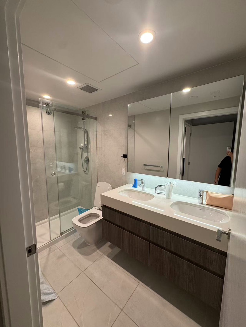 Metrotown – Spacious 2 Bed 2 Bath + Den Condo for Rent63610310658049122