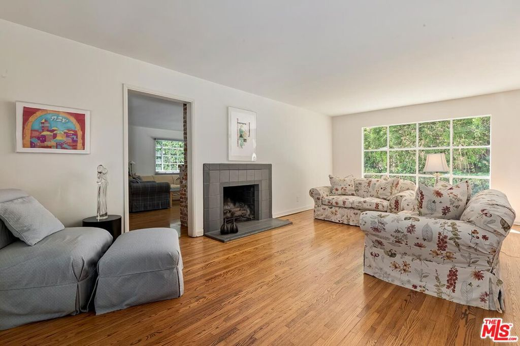 1041 Chantilly Road, Los Angeles CA, 9007763590718353411120