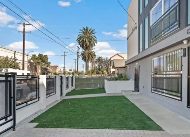 1650 W 35th St63880124172161120