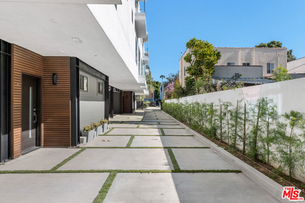 849 N Alta Vista Boulevard 1 Los Angeles CA, 9004664086866511491120