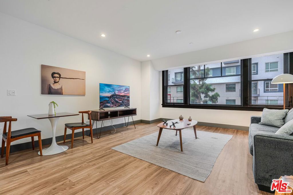 932 S Hill Street 405 Los Angeles CA, 9001564099375242627122