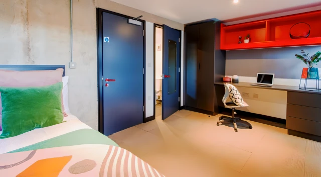 Cosy double ensuite bedroom close to Sheffield train station residence near Rhodes Street, Sheffield