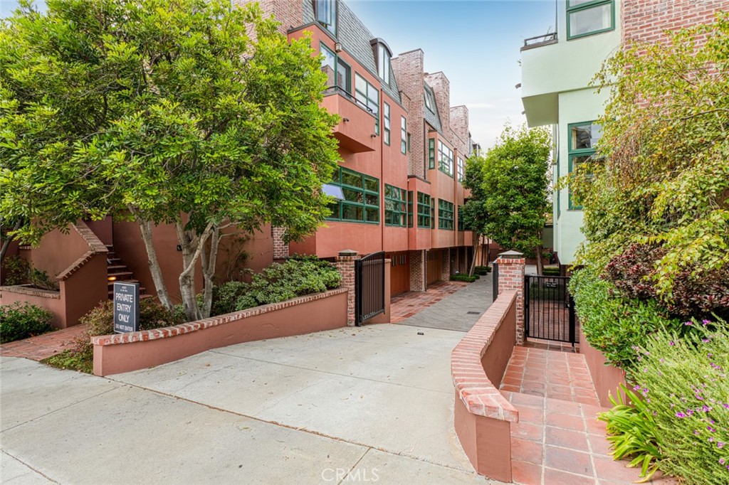 2323 S Beverly Glen, Los Ángeles CA, 9006464065909728642120