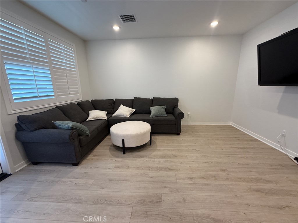 964 N Divino Privado 52 Ontario CA, 9176463647922032257122