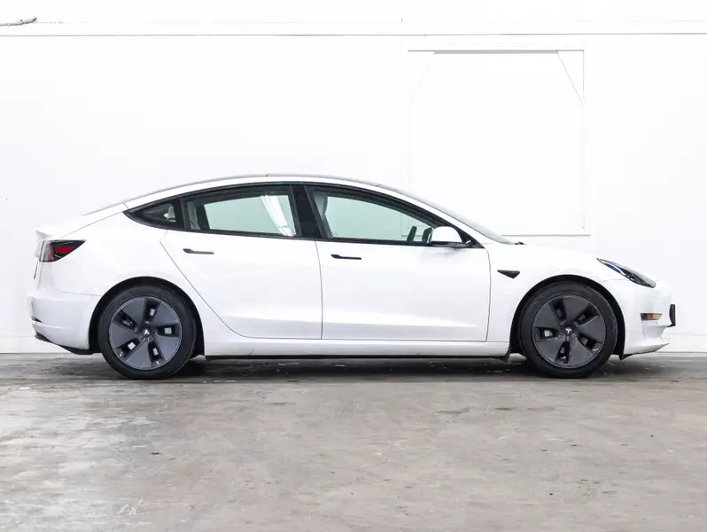 2021 Tesla Model 364545359879683121