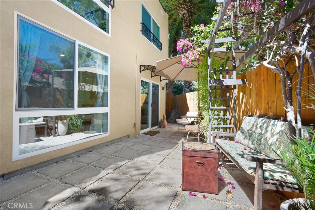 2258 1/2 Helios Drive Los Angeles CA, 90068