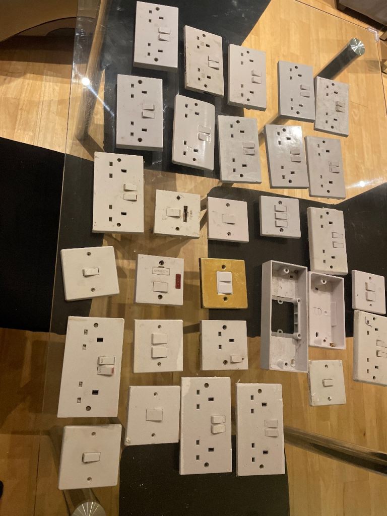 30 White Wall Sockets and Light Switches in Good Working
